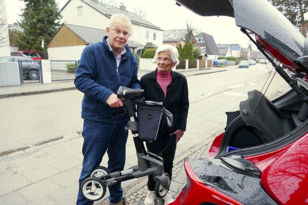 Herr Arzt fährt Frau Langguth und ihren Rollator