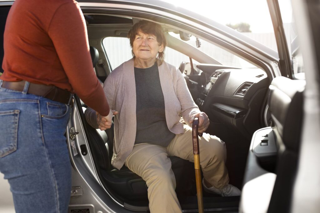 Frau Anton steigt aus dem GröbenMobil-Auto aus.